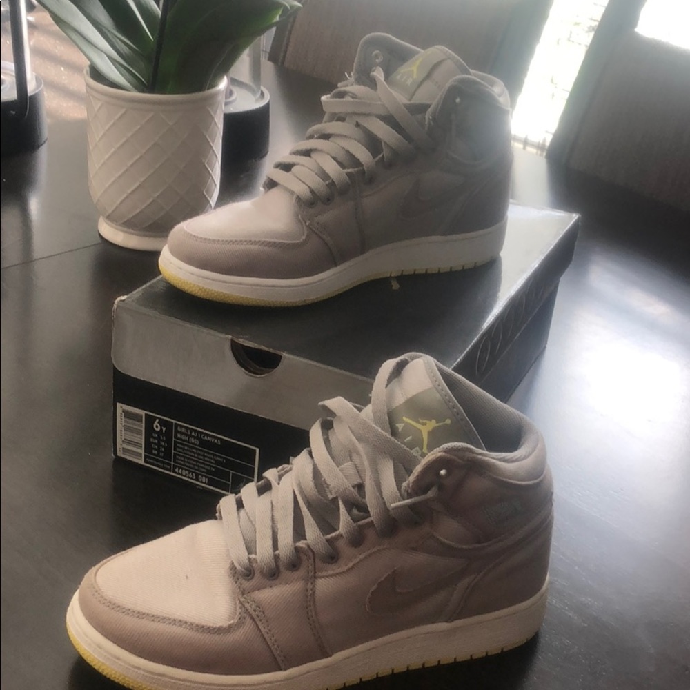 Jordan canvas Aj 1 Grey size 6 y